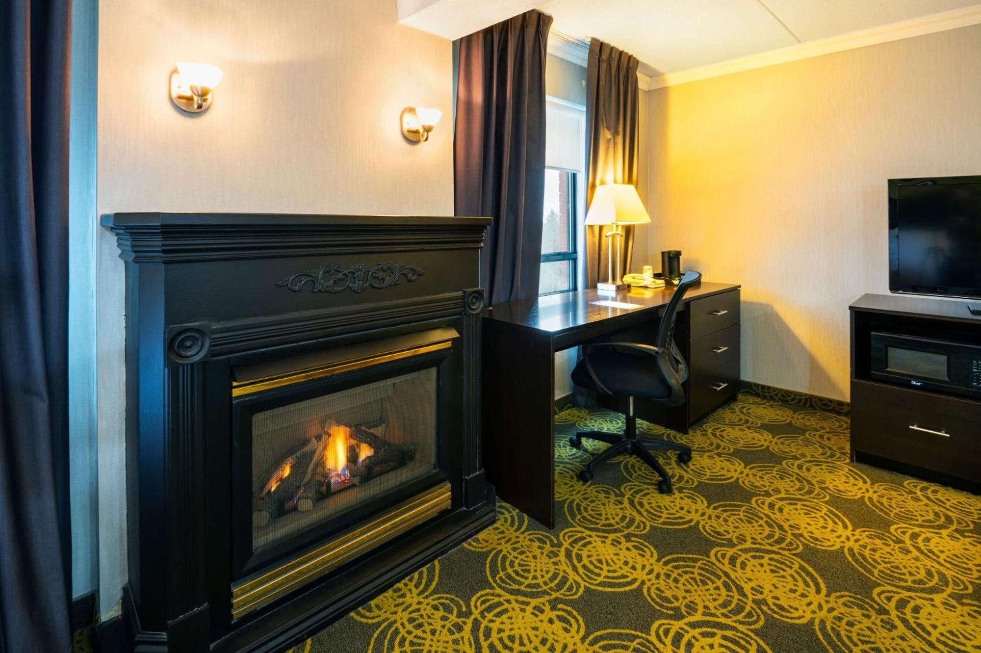 Comfort Hotel & Suites Peterborough Exterior foto
